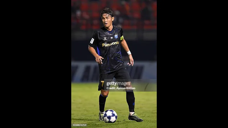 Cầu thủ Gamba Osaka dũng cảm chống chọi với cầu thủ Ratchaburi trong cuộc đối đầu quyết…